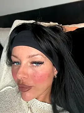 Snapshot of juicylucie chatting on 10.16.25 juicylucie online show from 10.16.25