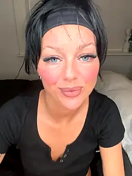 Snapshot of juicylucie chatting on 10.30.25 juicylucie online show from 10.30.25