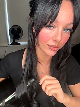 Snapshot of juicylucie chatting on 11.01.25 juicylucie online show from 11.01.25