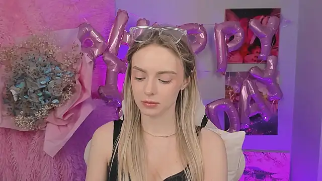 Snapshot of JuliaBrewwer chatting on 09.15.25 JuliaBrewwer online show from 09.15.25