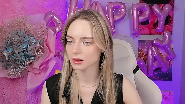 Snapshot of JuliaBrewwer chatting on 09.22.25 JuliaBrewwer online show from 09.22.25