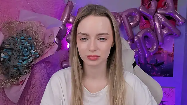 Snapshot of JuliaBrewwer chatting on 09.25.25 JuliaBrewwer online show from 09.25.25