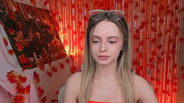 Snapshot of JuliaBrewwer chatting on 10.11.25 JuliaBrewwer online show from 10.11.25