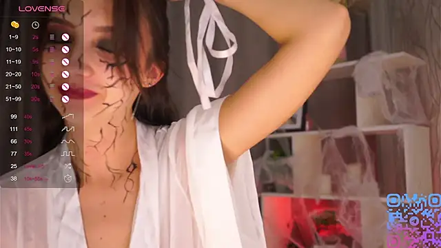 Snapshot of DaisyBlaze chatting on 10.30.25 DaisyBlaze online show from 10.30.25