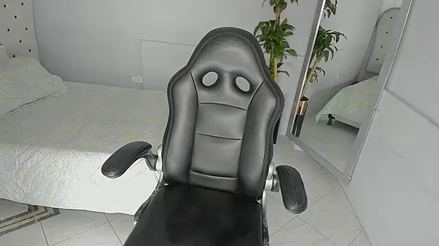 Alix 18  online show from 10.23.25