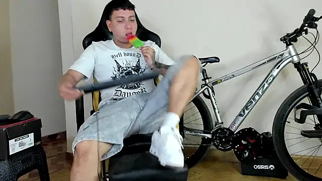 Snapshot of HELLSTAR chatting on 10.19.25 HELLSTAR online show from 10.19.25