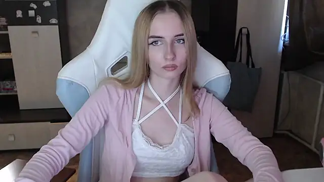 Snapshot of Cutti_Crystal chatting on 09.30.25 Cutti Crystal online show from 09.30.25