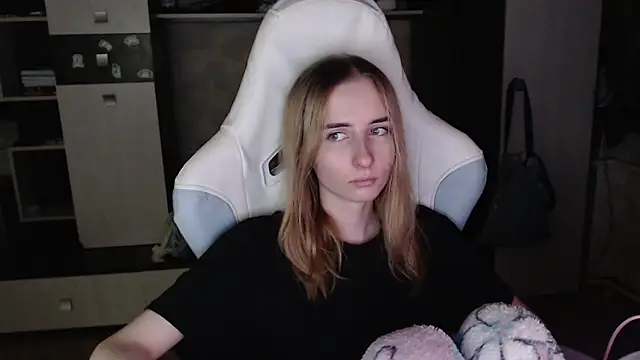 Snapshot of Cutti_Crystal chatting on 10.03.25 Cutti Crystal online show from 10.03.25