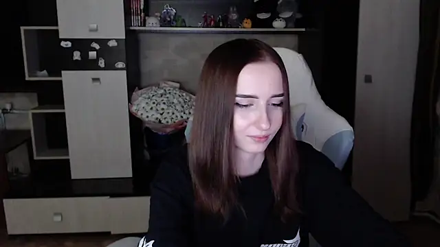 Snapshot of Cutti_Crystal chatting on 10.22.25 Cutti Crystal online show from 10.22.25