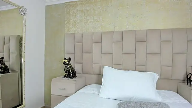 cloesummerr  online show from 09.19.25