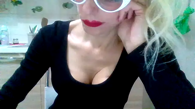 Snapshot of Kelly80 chatting on 10.21.25 Kelly80 online show from 10.21.25