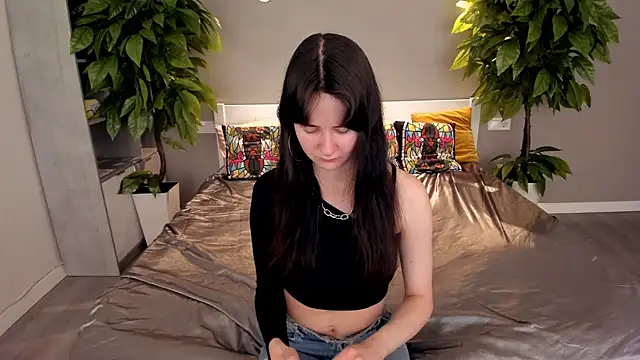 Snapshot of BerryDiva chatting on 10.02.25 BerryDiva online show from 10.02.25