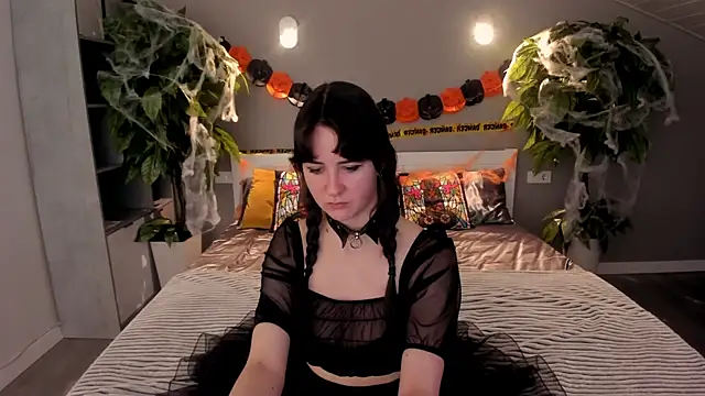 Snapshot of BerryDiva chatting on 10.18.25 BerryDiva online show from 10.18.25