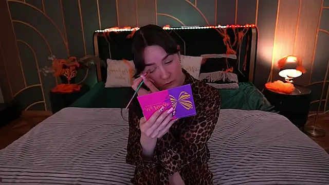 Snapshot of BerryDiva chatting on 10.28.25 BerryDiva online show from 10.28.25