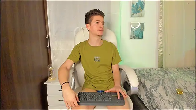 Snapshot of ThiagooJames chatting on 10.10.25 ThiagooJames online show from 10.10.25