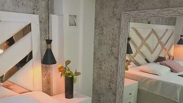 Snapshot of Saara_evans_ chatting on 10.15.25 Saara evans online show from 10.15.25