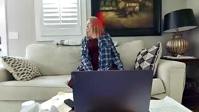 Snapshot of JulieHolliday chatting on 11.04.25 JulieHolliday online show from 11.04.25