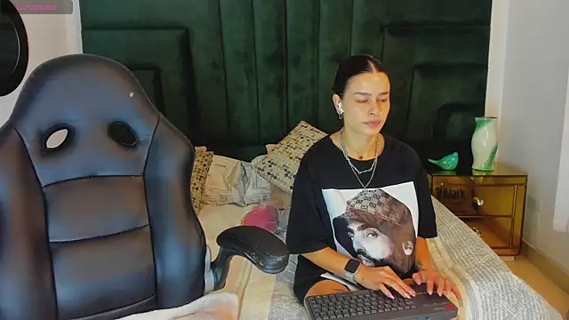 Snapshot of valerieMattson chatting on 10.31.25 valerieMattson online show from 10.31.25