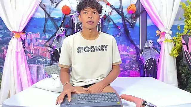 Snapshot of MilthonDelis chatting on 10.28.25 MilthonDelis online show from 10.28.25