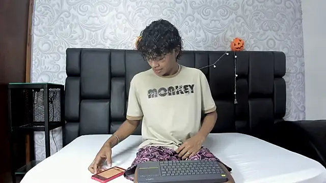 Snapshot of MilthonDelis chatting on 10.31.25 MilthonDelis online show from 10.31.25