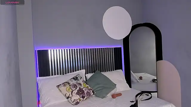 Snapshot of Emilybeltons chatting on 10.06.25 Emilybeltons online show from 10.06.25