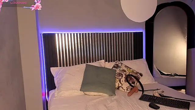 Snapshot of Emilybeltons chatting on 10.10.25 Emilybeltons online show from 10.10.25