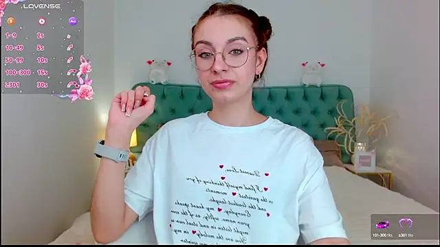 Snapshot of Real_cutie1 chatting on 09.10.25 Real cutie1 online show from 09.10.25