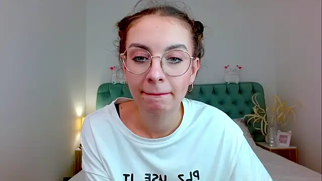 Snapshot of Real_cutie1 chatting on 09.13.25 Real cutie1 online show from 09.13.25