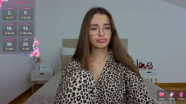 Snapshot of Real_cutie1 chatting on 10.13.25 Real cutie1 online show from 10.13.25