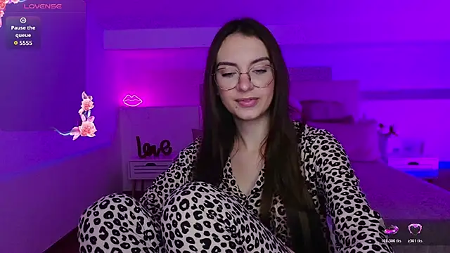 Snapshot of Real_cutie1 chatting on 10.21.25 Real cutie1 online show from 10.21.25