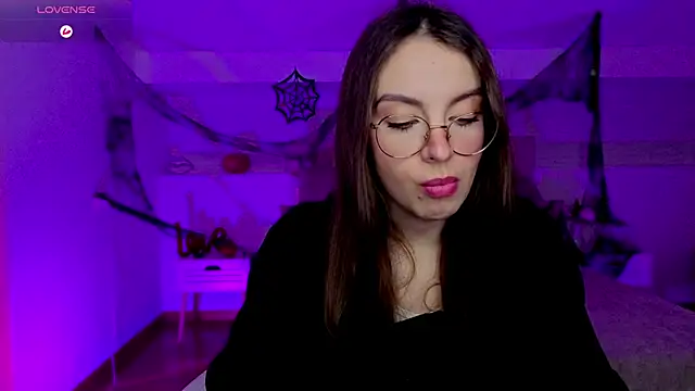 Snapshot of Real_cutie1 chatting on 11.03.25 Real cutie1 online show from 11.03.25