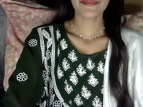 Snapshot of zara_Khan0 chatting on 10.31.25 zara Khan0 online show from 10.31.25