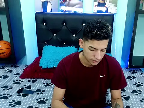 Snapshot of x_oliver_x chatting on 09.25.25 x oliver x online show from 09.25.25