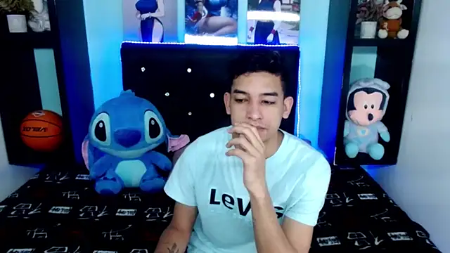 Snapshot of x_oliver_x chatting on 10.04.25 x oliver x online show from 10.04.25