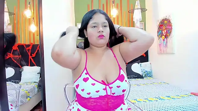 Snapshot of Laura_Sex19 chatting on 10.18.25 Laura Sex19 online show from 10.18.25