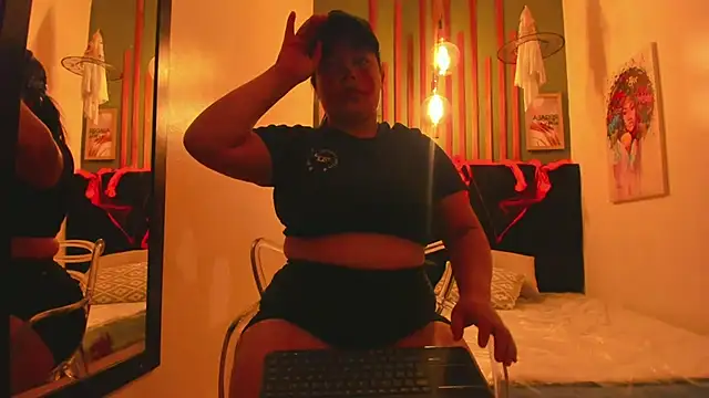 Snapshot of Laura_Sex19 chatting on 10.31.25 Laura Sex19 online show from 10.31.25