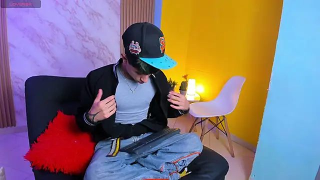 Snapshot of jake_beach chatting on 11.04.25 jake beach online show from 11.04.25