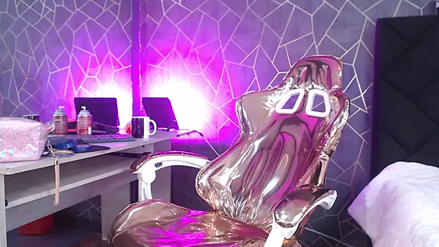 Snapshot of shanthal_bllizz chatting on 10.31.25 shanthal bllizz online show from 10.31.25