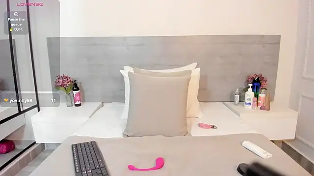 Snapshot of sunnyWhitee chatting on 10.08.25 sunnyWhitee online show from 10.08.25