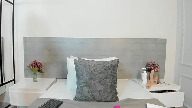 Snapshot of sunnyWhitee chatting on 10.11.25 sunnyWhitee online show from 10.11.25