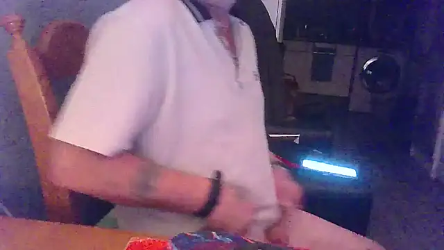 Snapshot of hefin18 chatting on 01.18.25 hefin18 online show from 01.18.25