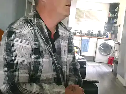 Snapshot of hefin18 chatting on 01.28.25 hefin18 online show from 01.28.25