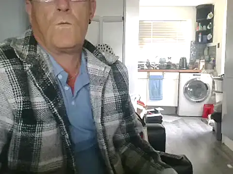 Snapshot of hefin18 chatting on 02.04.25 hefin18 online show from 02.04.25