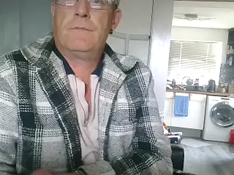 Snapshot of hefin18 chatting on 02.10.25 hefin18 online show from 02.10.25