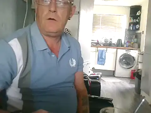 Snapshot of hefin18 chatting on 02.15.25 hefin18 online show from 02.15.25