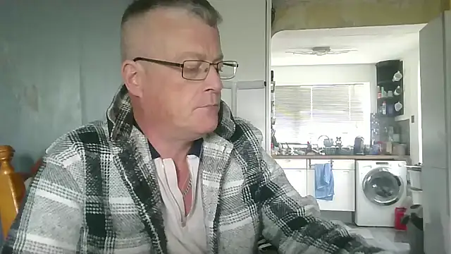 Snapshot of hefin18 chatting on 02.17.25 hefin18 online show from 02.17.25