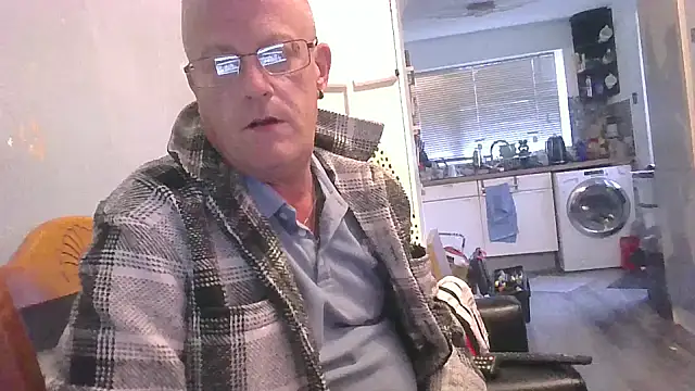 Snapshot of hefin18 chatting on 02.19.25 hefin18 online show from 02.19.25