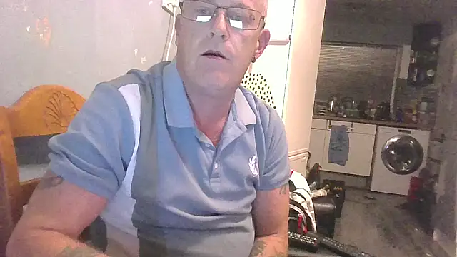 Snapshot of hefin18 chatting on 02.19.25 hefin18 online show from 02.19.25