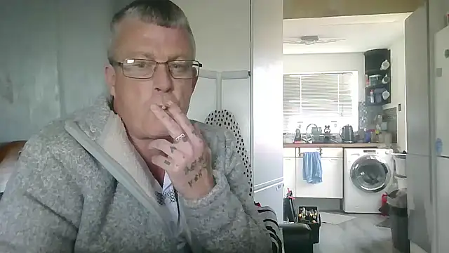 Snapshot of hefin18 chatting on 03.04.25 hefin18 online show from 03.04.25