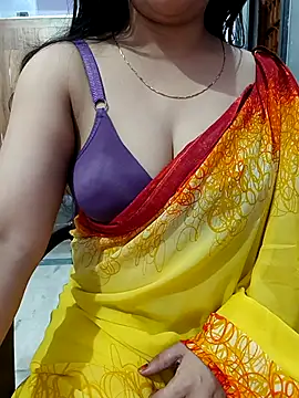 Snapshot of roshni_agrawal0 chatting on 10.18.25 roshni agrawal0 online show from 10.18.25